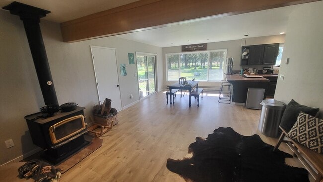 Building Photo - 4 bedroom 3 bath horse property- 6 acres i...