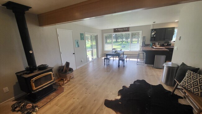 Foto del edificio - 4 bedroom 3 bath horse property- 6 acres i...