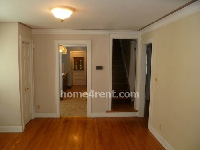 Building Photo - Huge Master Suite