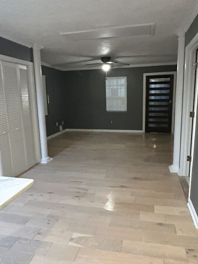 Foto del edificio - Very Nice Two Bedroom Two Bath Coming SOON!