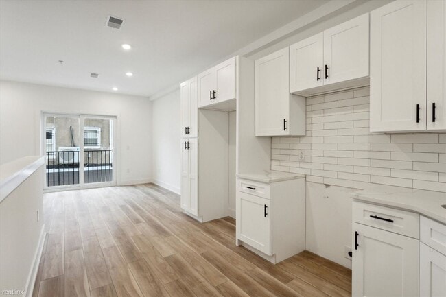 Foto del edificio - 3 br, 3 bath Duplex - 2430 WATERLOO ST Unit 2