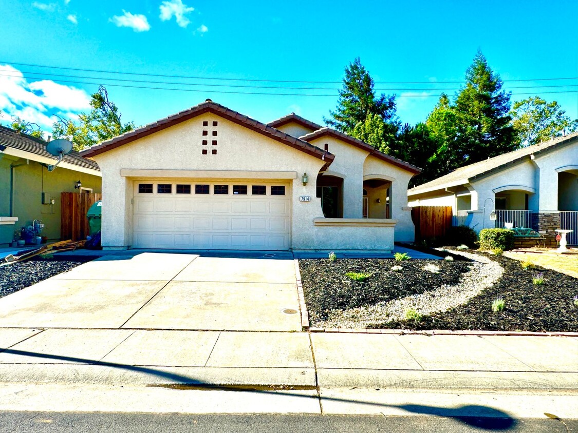 Primary Photo - CLEAN AND COZY ONE STORY 3 BED, 2 BATH IN ...