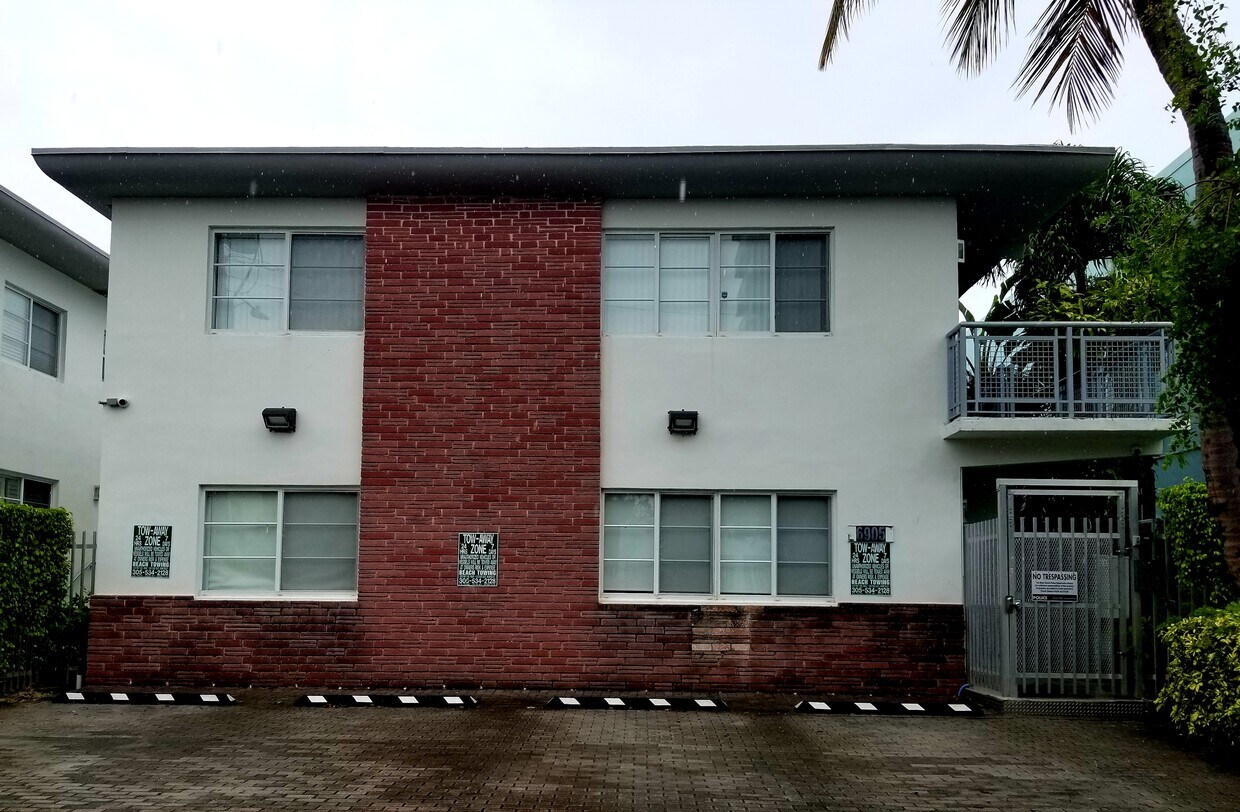 Foto principal - 6905 Bay Dr