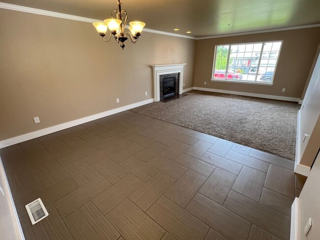 Foto del edificio - Gorgeous 4 bed/2.5 bath home on Fancher He...