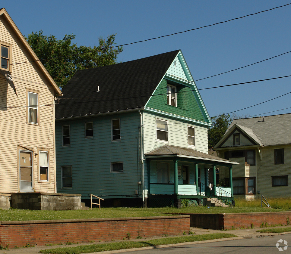 Building Photo - 906 Elm St