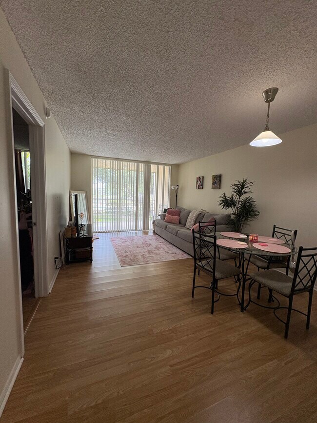 Foto del edificio - 9340 Lagoon Pl