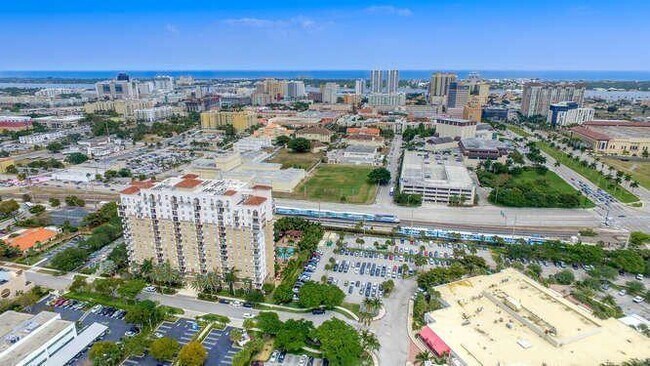 Foto del edificio - 616 Clearwater Park Rd