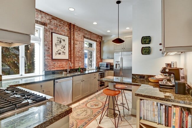 Building Photo - 2299 Sacramento St