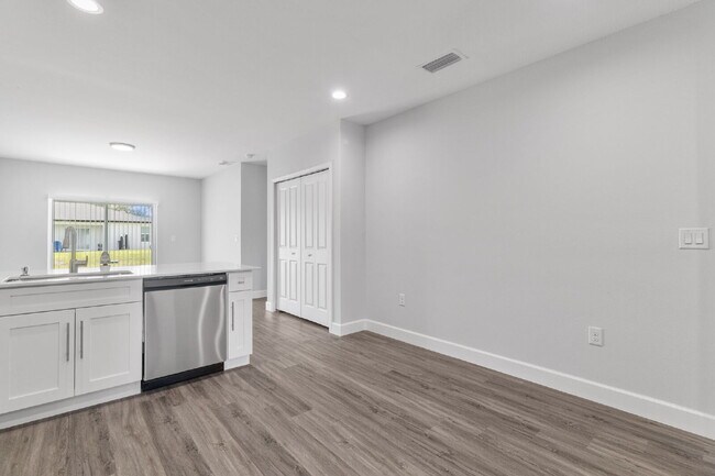 Building Photo - "Charming 3-Bed, 2-Bath Duplex Gem in Port Charlotte - Your Ideal Home Awaits!"