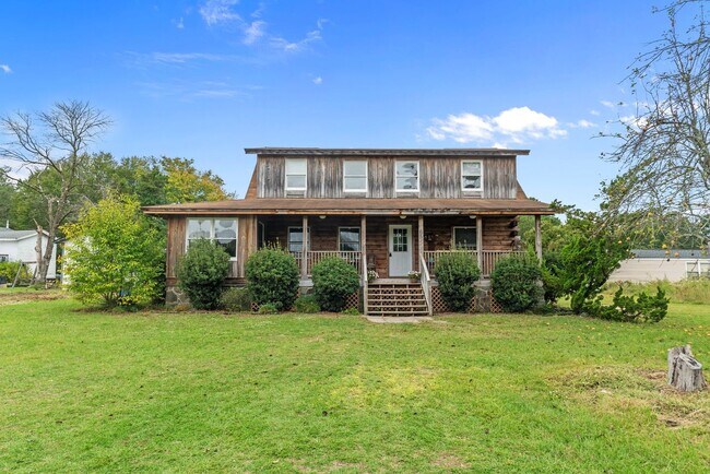 Building Photo - 1 Bedroom 2 Bathroom Log House in Lillington!