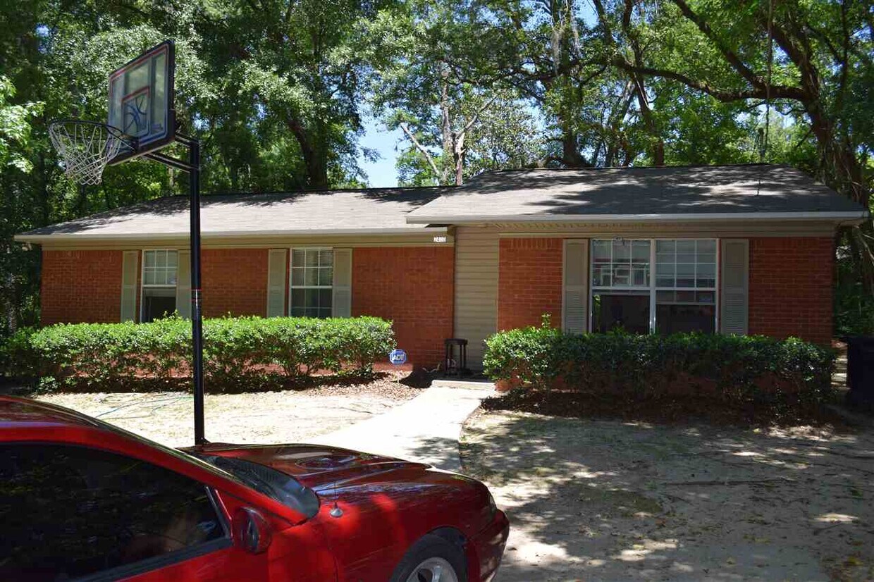 Primary Photo - 2400 Poco St
