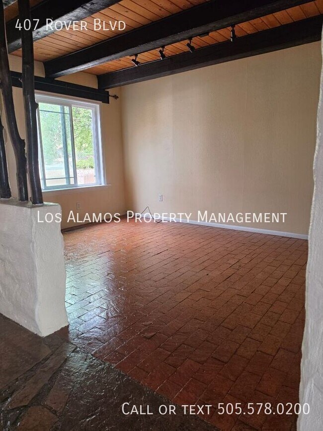 Foto del edificio - 407 Rover Blvd
