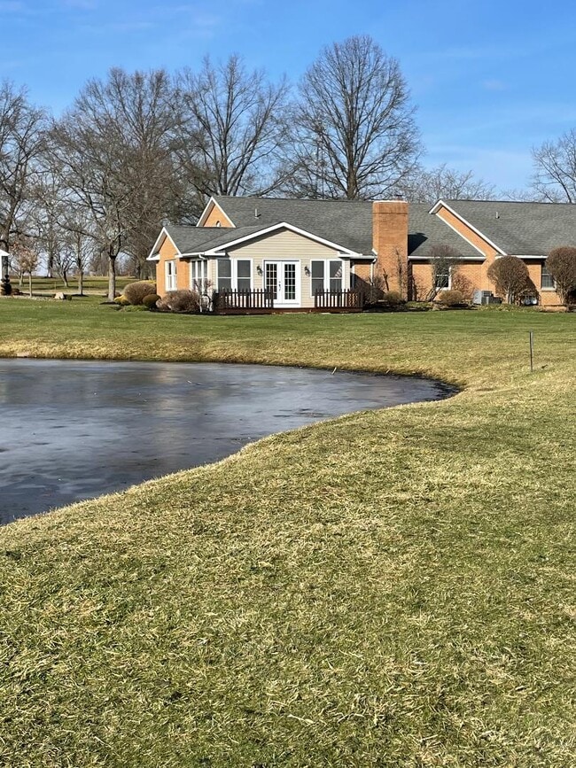 Back of townhouse facing lake - 121 Clubhouse Cir