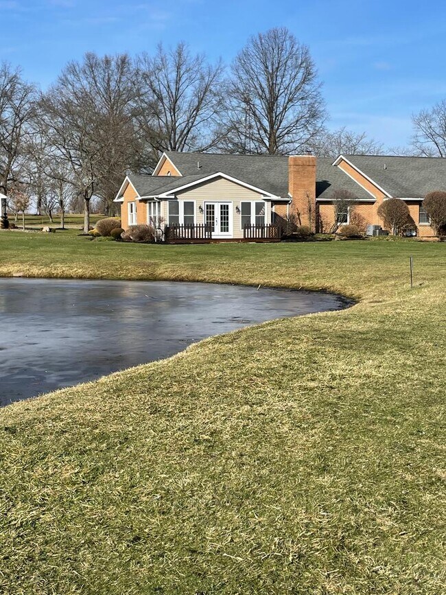Parte trasera de la casa adosada frente al lago - 121 Clubhouse Cir