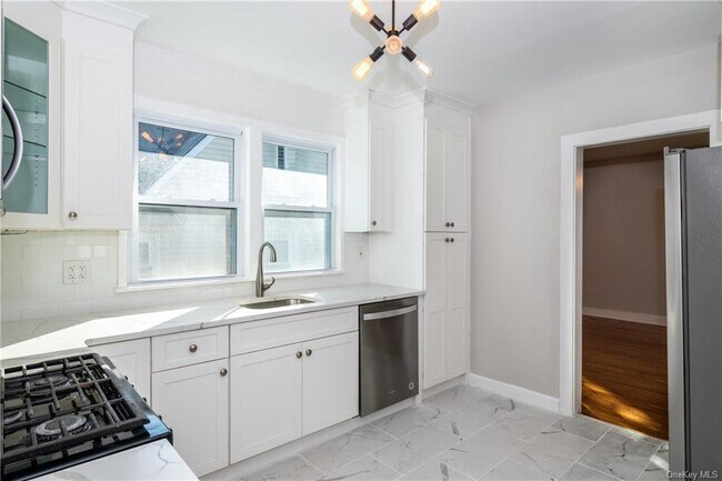 Foto del edificio - 75 Farrell Ave