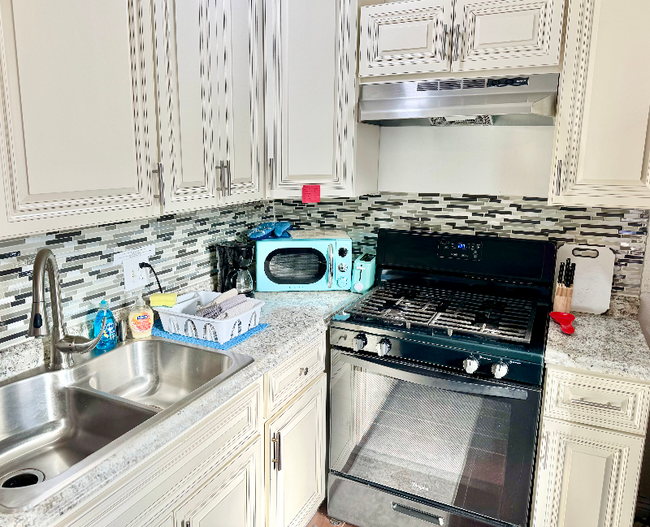 Foto del edificio - 5333 Longridge Ave