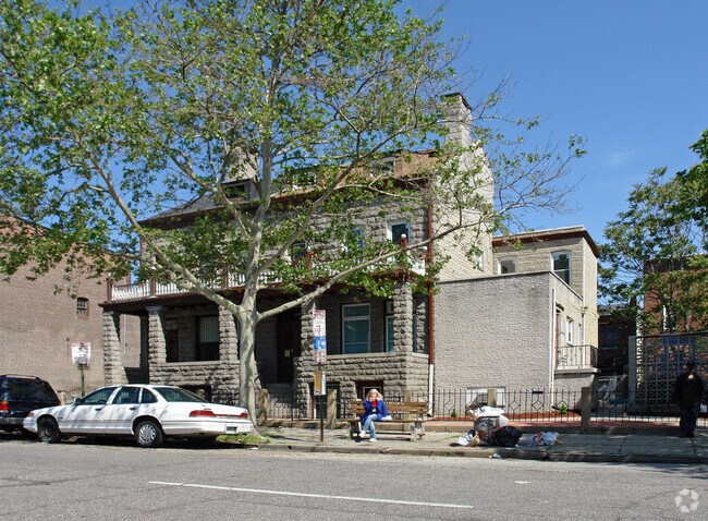Foto del edificio - 3512 Bank St