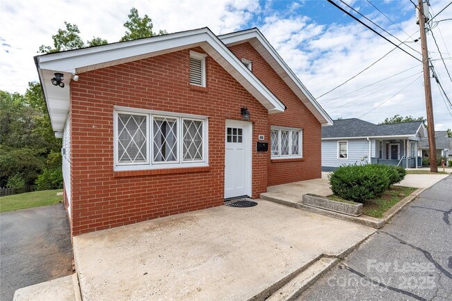 Foto del edificio - 387 Woodlawn Ave