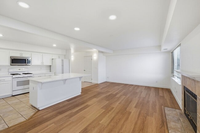 Foto del edificio - Great Townhome with Attached Garage!