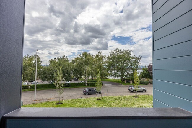 Foto del edificio - 1716 SE Columbia River Dr