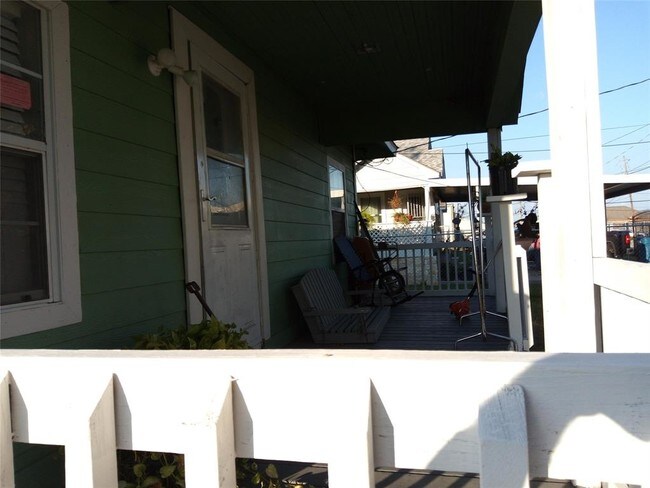 Building Photo - 915 Montana St