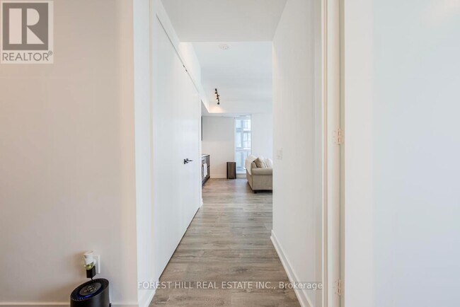 Photo du bâtiment - 327 King St W