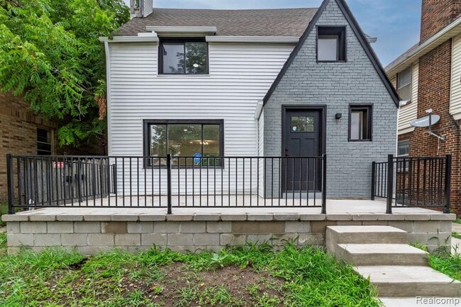 Building Photo - 2744 Lawrence St