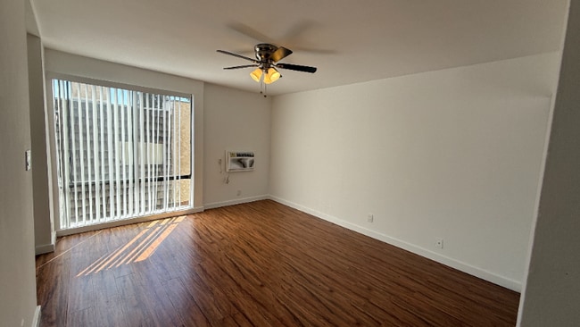 Foto del edificio - 7044 Hawthorn Ave
