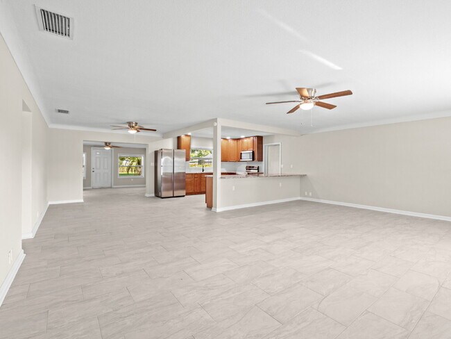 Foto del edificio - 3-bedroom, 2-bathroom pool home