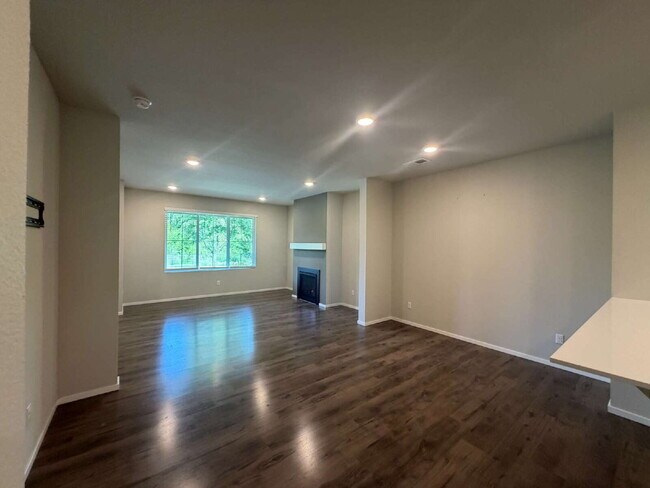Foto del edificio - 3 Bedroom / 2.5 Bathroom Townhome - Near Bethany & PCC