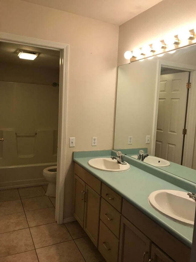 Building Photo - Apartment for Rent in Branson MO: Walk-in at Fall Creek Resort