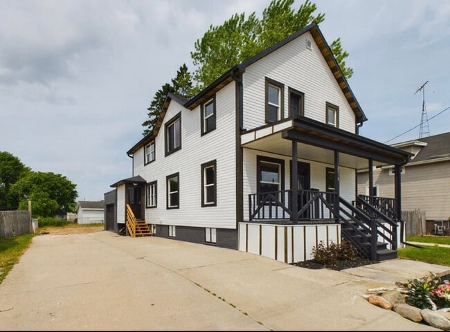 Building Photo - 2018 Monroe St