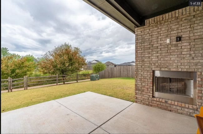 Building Photo - Welcome to this beautiful 4-bedroom, 2-bat...