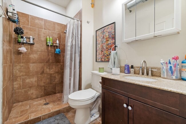 Building Photo - 2405 Sarah St