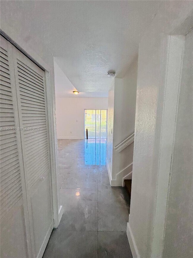 Foto del edificio - 949 SW 6th Pl