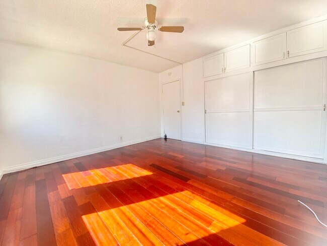 Foto del edificio - 1054 S Cloverdale Ave