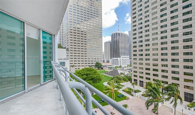 Foto del edificio - 335 S Biscayne Blvd
