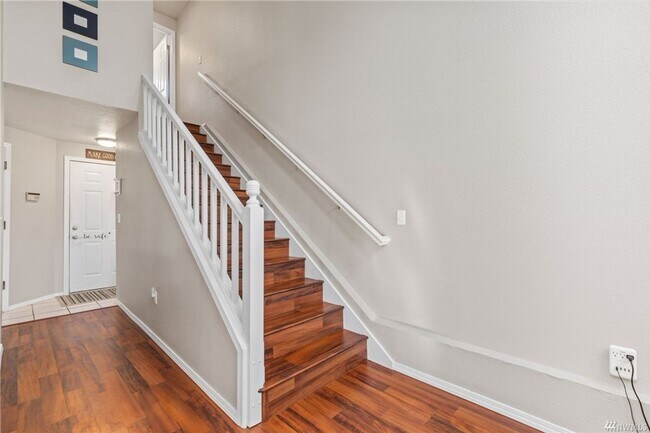 Building Photo - Lovely 2 bedroom 2 bathroom Townhome