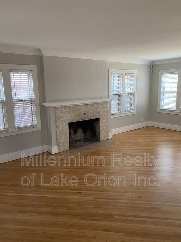 Building Photo - 74 E Iroquois Rd