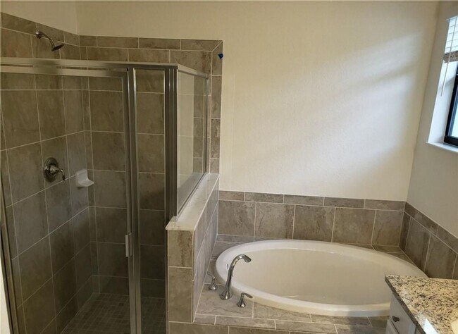Building Photo - 9238 Shadow Oak Ln