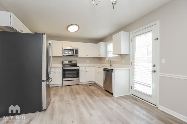 Building Photo - 204 Deerlake Dr