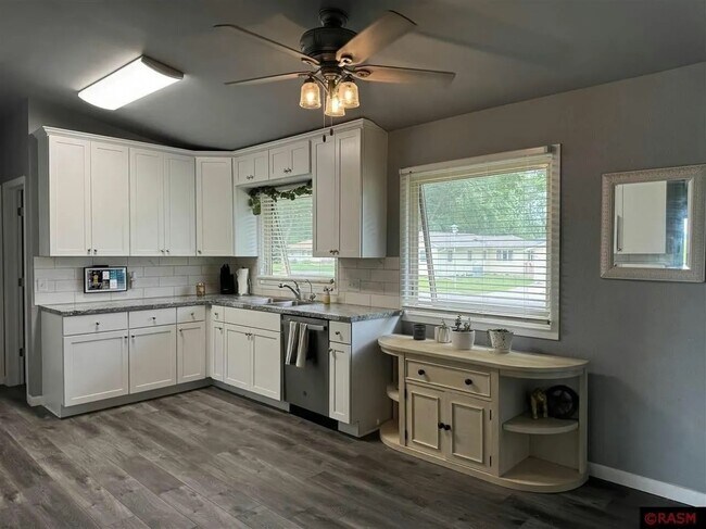 Building Photo - 312 S Circle Dr