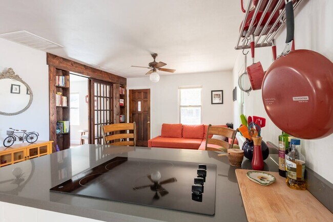 Foto del edificio - 701 Vargas Rd - Main House