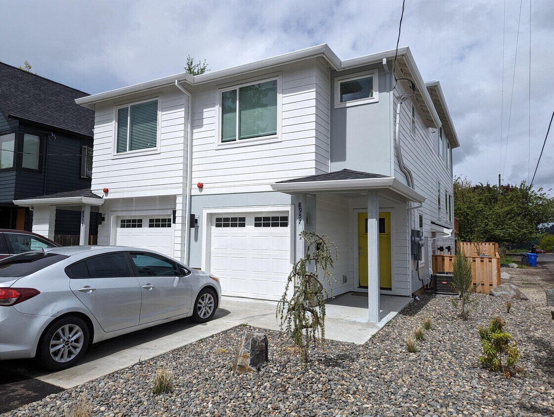 Foto principal - 9857 NE Everett Ct