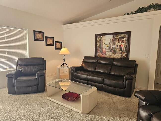 Building Photo - Winter Furnished