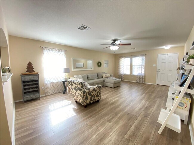 Building Photo - 200 Kingfisher Ln