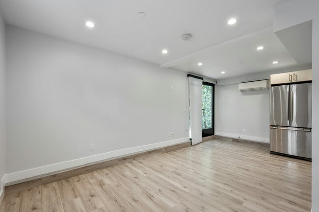 Foto del edificio - 483 Washington Boulevard, Unit 108