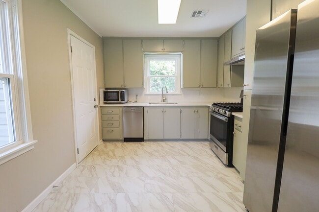 Building Photo - Step into this beautifully updated, move-i...