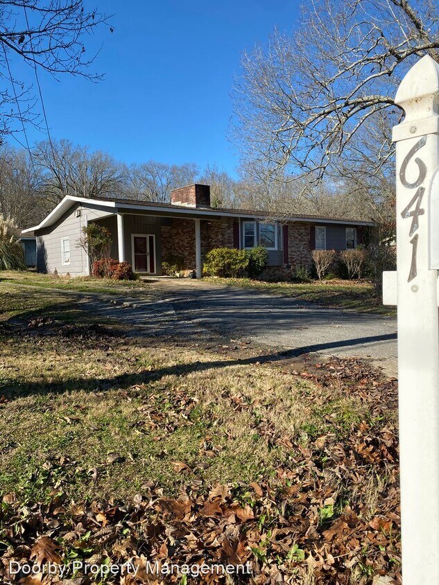 Foto principal - 4 br, 3 bath House - 641 N Poplar St