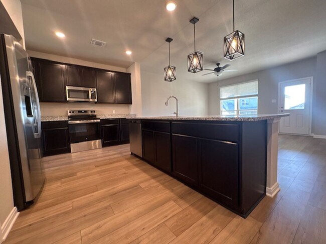 Foto del edificio - AVAILABLE NOW!